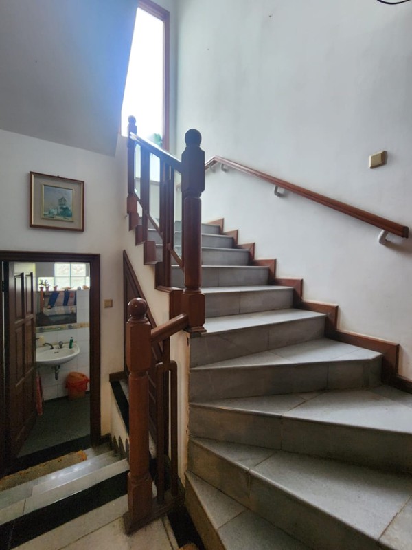 Rumah Butuh Renovasi dalam Komplek Tenang dekat MRT Lebak Bulus