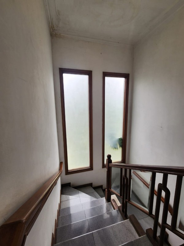 Rumah Butuh Renovasi dalam Komplek Tenang dekat MRT Lebak Bulus