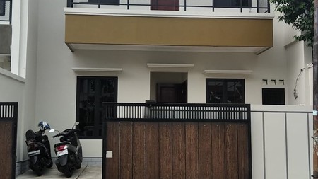 Rumah 2 Lantai Siap Huni dengan Hunian Nyaman dan Asri di Pesanggrahan Jakarta Selatan