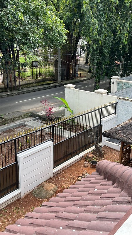 DI SEWAKAN RUMAH NYAMAN  DAN STRATEGIS DI LEBAK BULUS.