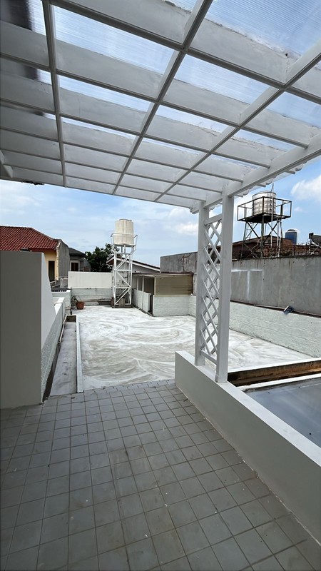 DI SEWAKAN RUMAH NYAMAN  DAN STRATEGIS DI LEBAK BULUS.