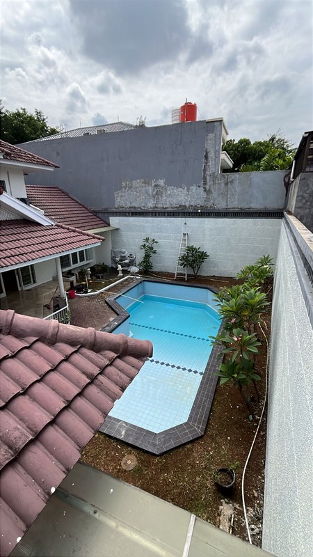 DI SEWAKAN RUMAH NYAMAN  DAN STRATEGIS DI LEBAK BULUS.