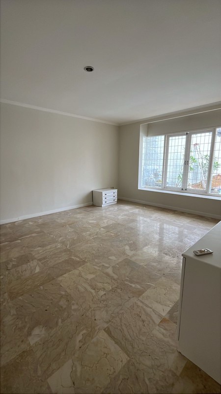 DI SEWAKAN RUMAH NYAMAN  DAN STRATEGIS DI LEBAK BULUS.