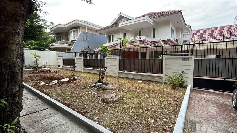 DI SEWAKAN RUMAH NYAMAN  DAN STRATEGIS DI LEBAK BULUS.