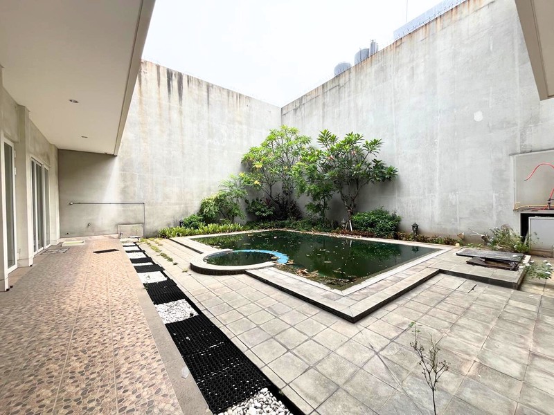 Rumah Klasik dan Strategis di Patal Senayan Dalam Cluster