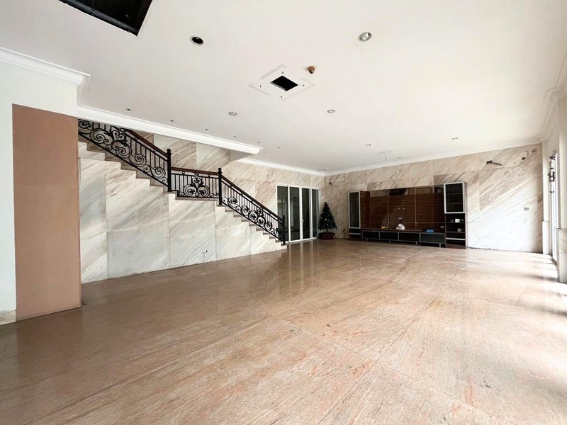 Rumah Klasik dan Strategis di Patal Senayan Dalam Cluster