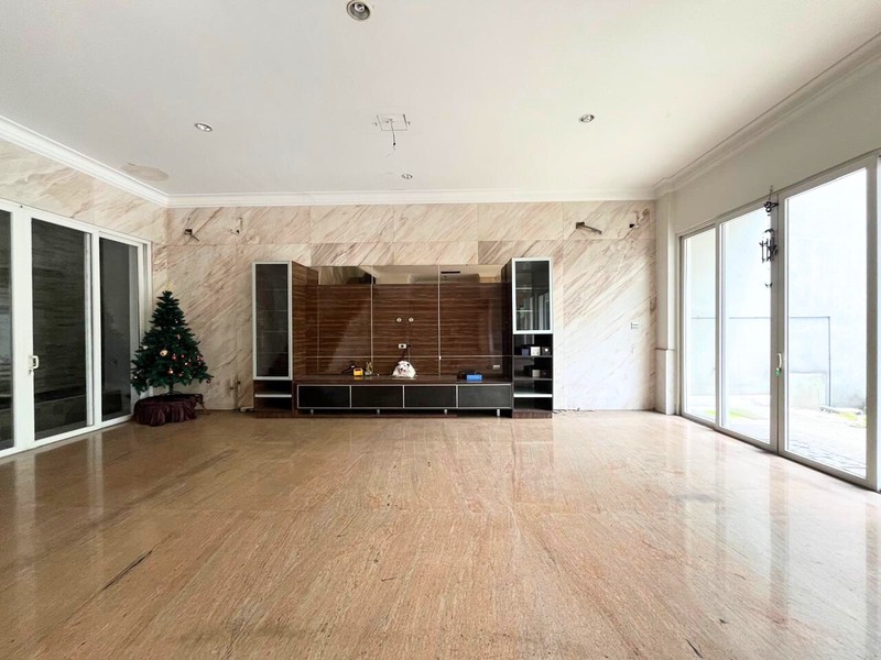 Rumah Klasik dan Strategis di Patal Senayan Dalam Cluster