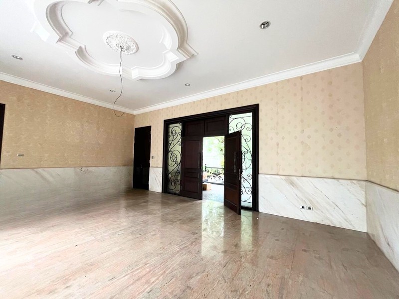 Rumah Klasik dan Strategis di Patal Senayan Dalam Cluster