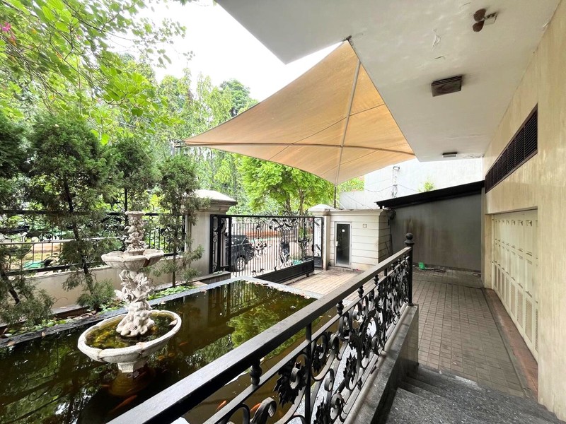 Rumah Klasik dan Strategis di Patal Senayan Dalam Cluster