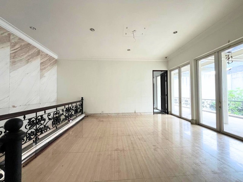 Rumah Klasik dan Strategis di Patal Senayan Dalam Cluster