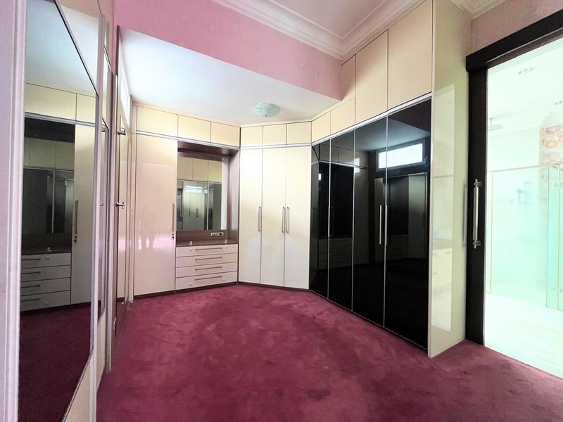 Rumah Klasik dan Strategis di Patal Senayan Dalam Cluster