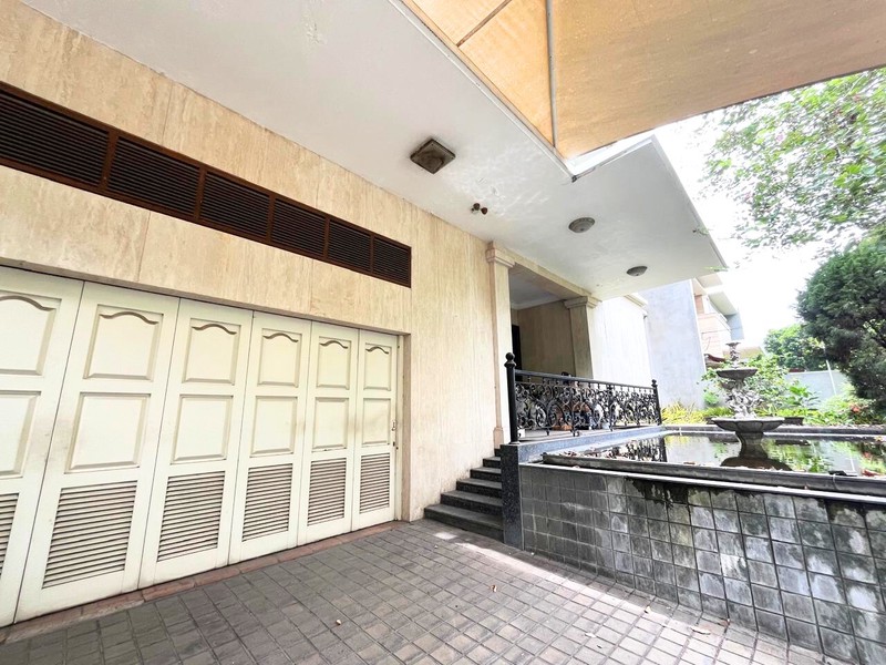 Rumah Klasik dan Strategis di Patal Senayan Dalam Cluster