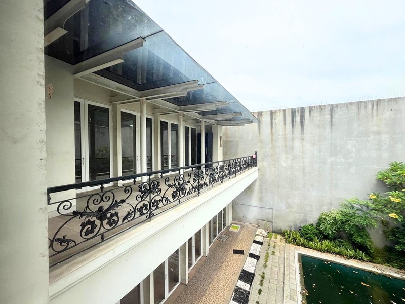 Rumah Klasik dan Strategis di Patal Senayan Dalam Cluster