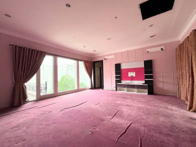 Rumah Klasik dan Strategis di Patal Senayan Dalam Cluster