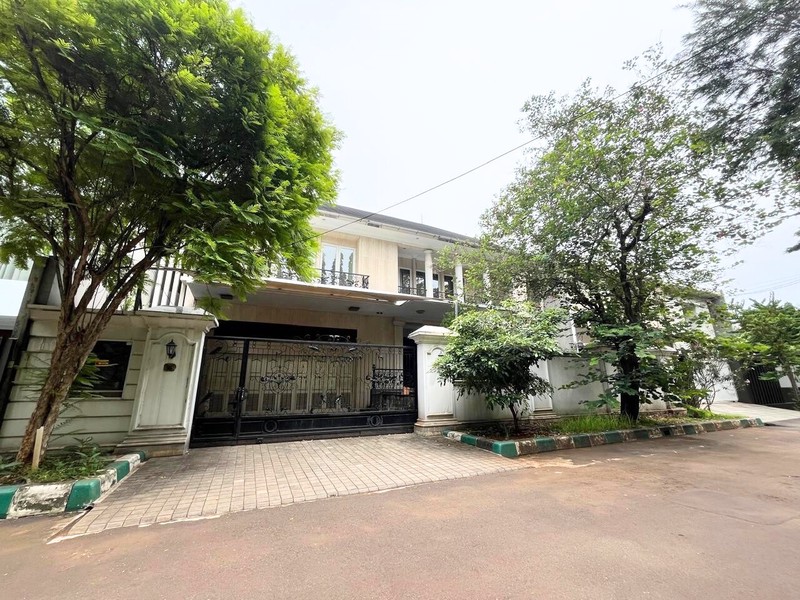 Rumah Klasik dan Strategis di Patal Senayan Dalam Cluster