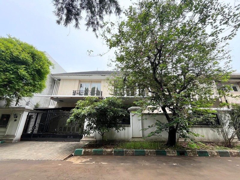 Rumah Klasik dan Strategis di Patal Senayan Dalam Cluster