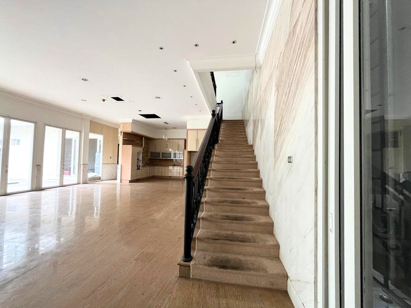 Rumah Klasik dan Strategis di Patal Senayan Dalam Cluster