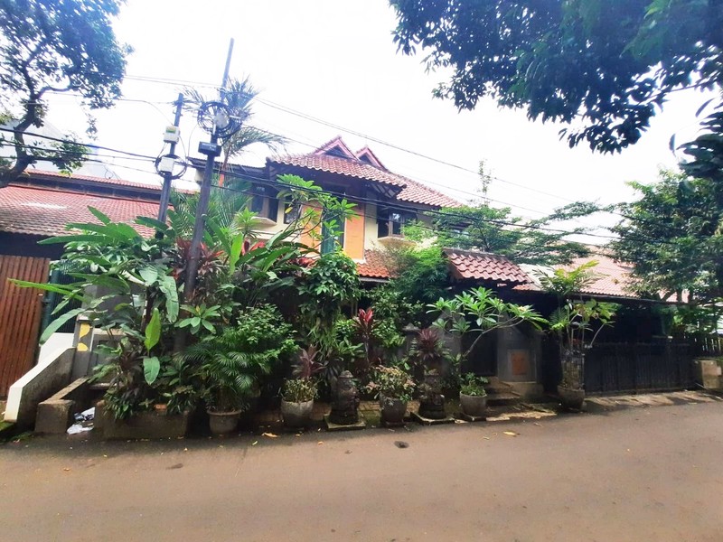 Rumah Lama 2 Lantai di Hang Jebat, Kebayoran Baru Dekat Senayan City dan Plaza Senayan