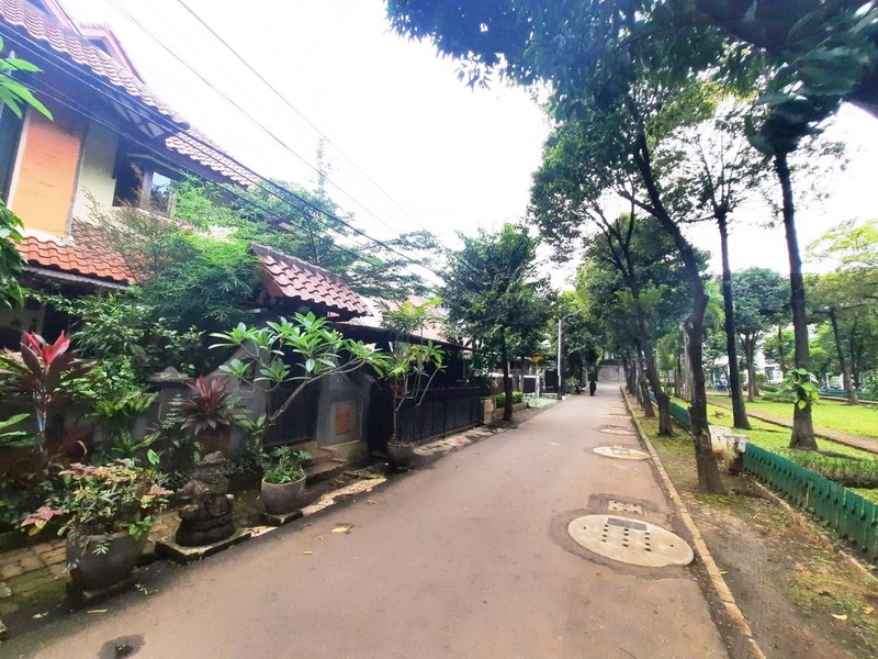 Rumah Lama 2 Lantai di Hang Jebat, Kebayoran Baru Dekat Senayan City dan Plaza Senayan