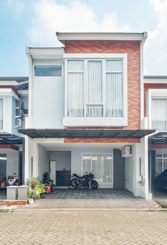 Rumah 3 Lantai Semi Furnished Bebas Banjir di U HOUSE BINTARO JAYA, Sawah Baru, Ciputat