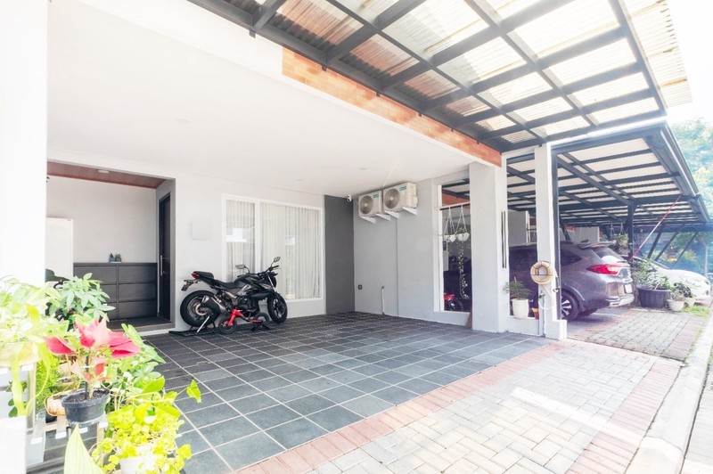 Rumah 3 Lantai Semi Furnished Bebas Banjir di U HOUSE BINTARO JAYA, Sawah Baru, Ciputat