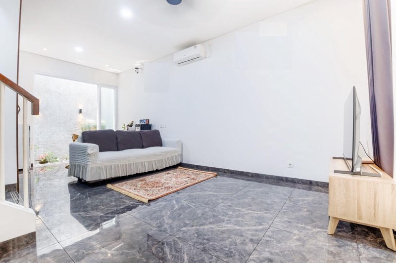 Rumah 3 Lantai Semi Furnished Bebas Banjir di U HOUSE BINTARO JAYA, Sawah Baru, Ciputat