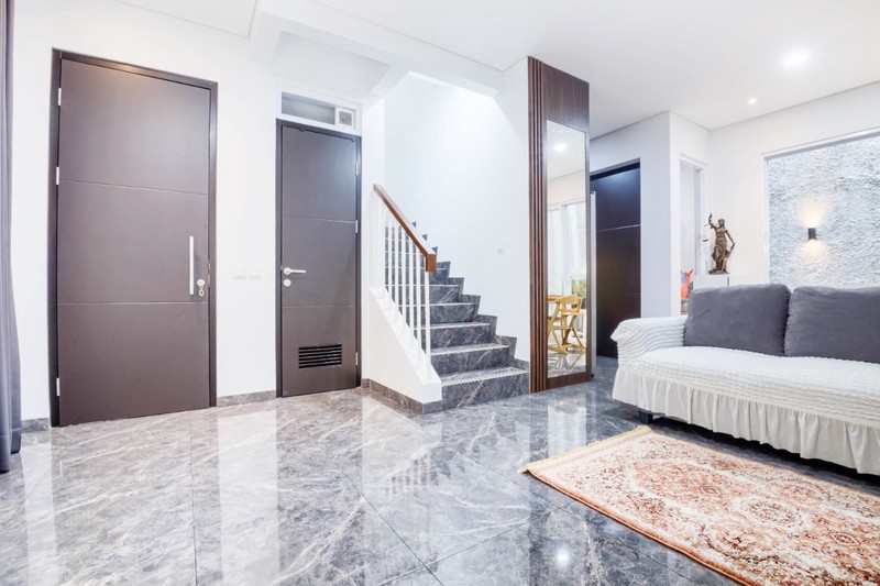 Rumah 3 Lantai Semi Furnished Bebas Banjir di U HOUSE BINTARO JAYA, Sawah Baru, Ciputat