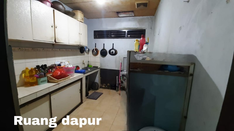 Rumah + 4 Pintu Kios Luas 4m2 Dijual di Tebet Timur Jaksel