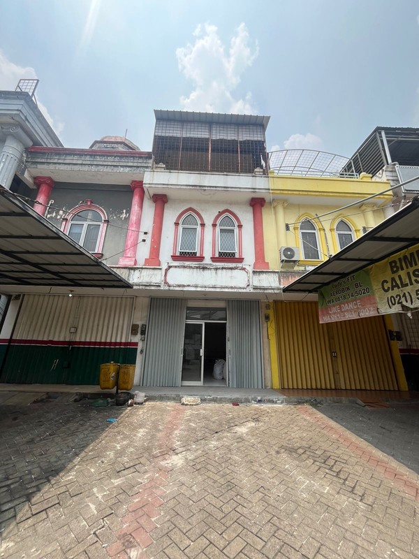 Ruko Villa Melati Mas Vista lokasi strategis pinggir jalan dekat sekolah. 