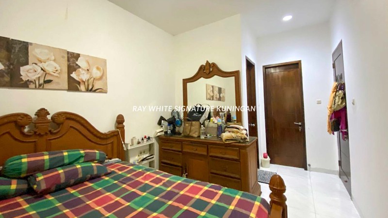 Dijual Rumah Siap Huni 3 Lantai di Tebet Barat