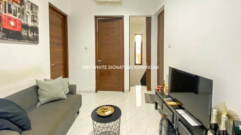 Dijual Rumah Siap Huni 3 Lantai di Tebet Barat