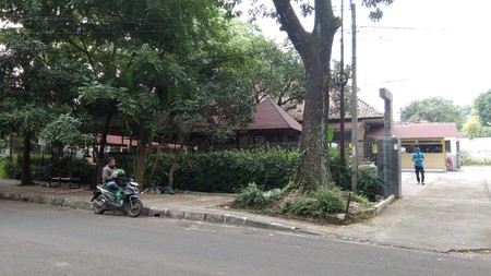 Rumah Besar dengan Halaman Sangat Luas di Sayap Dago