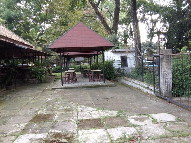 Rumah Besar dengan Halaman Sangat Luas di Sayap Dago