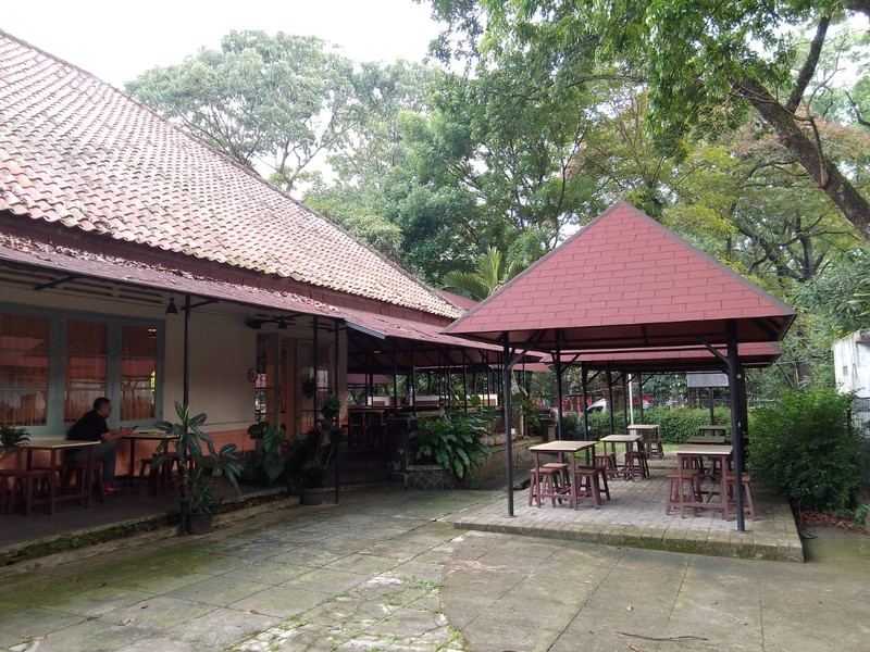 Rumah Besar dengan Halaman Sangat Luas di Sayap Dago