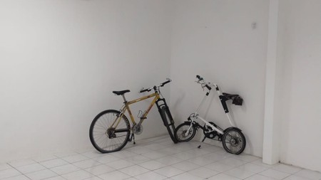 Ruko Minimalis Posisi Pinggir Jalan Raya Besar di Supomo JakSel