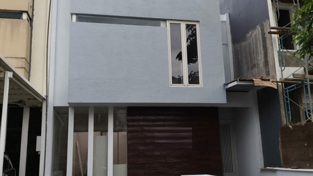 Disewakan Rumah 2 lantai di Graha Famili Verbana Surabaya
