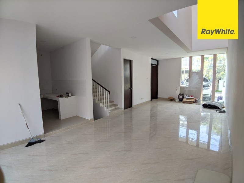 Disewakan Rumah 2 lantai di Graha Famili Verbana Surabaya