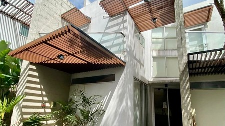 Rumah dengan Desain Modern Hunian Nyaman dan Asri di Bintaro Sektor 9