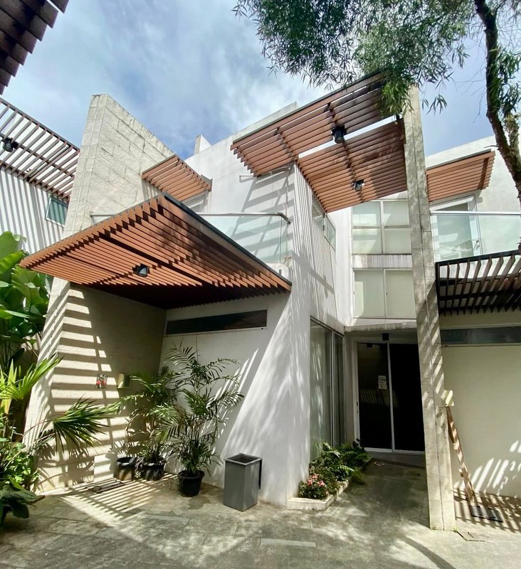 Rumah dengan Desain Modern Hunian Nyaman dan Asri di Bintaro Sektor 9