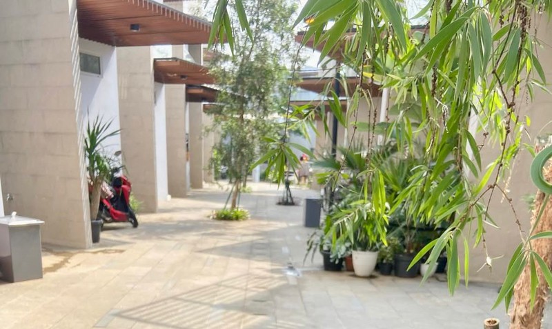 Rumah dengan Desain Modern Hunian Nyaman dan Asri di Bintaro Sektor 9