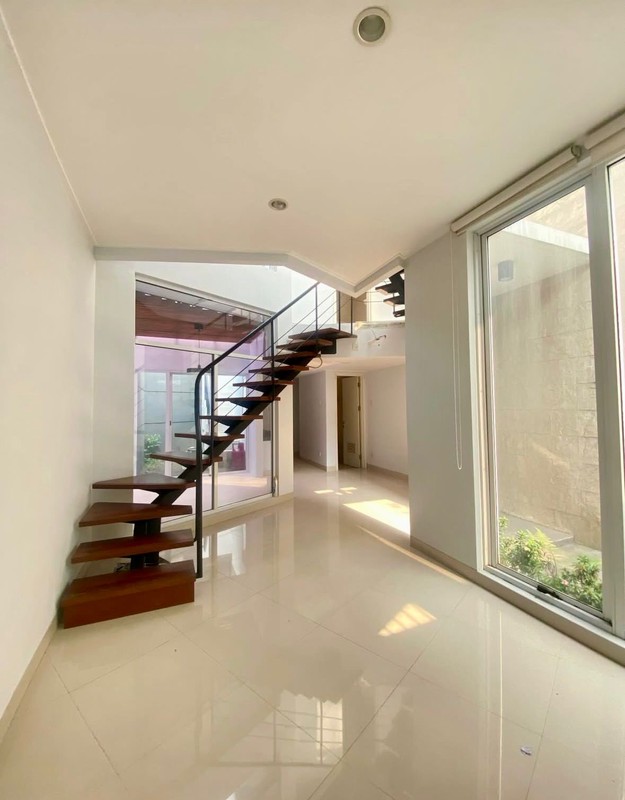 Rumah dengan Desain Modern Hunian Nyaman dan Asri di Bintaro Sektor 9