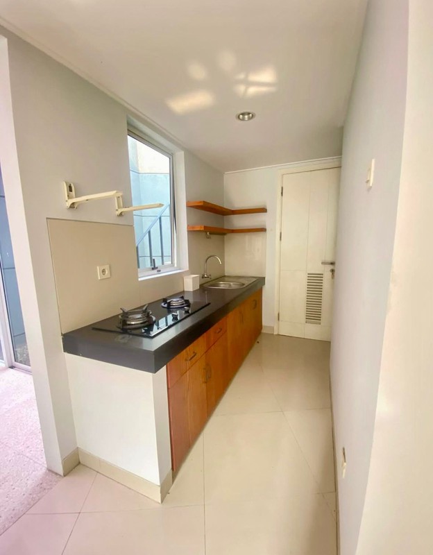 Rumah dengan Desain Modern Hunian Nyaman dan Asri di Bintaro Sektor 9