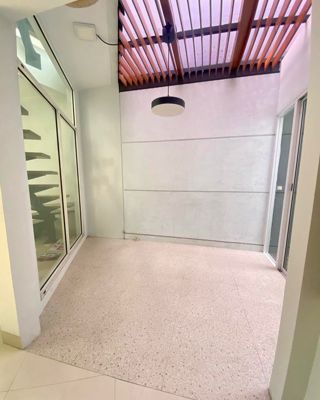 Rumah dengan Desain Modern Hunian Nyaman dan Asri di Bintaro Sektor 9