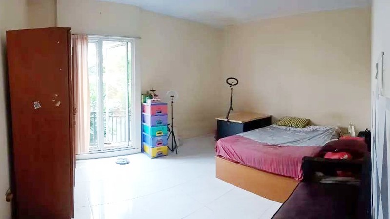 Rumah Siap Huni dengan ceiling tinggi di Puspita Loka BSD