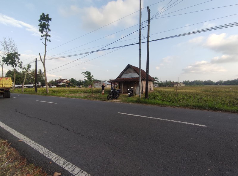  Tanah Komersial 1075 Meter Persegi di Tepi Jalan Raya Kenteng , Potensial Bisnis, Nanggulan, Kulonprogo