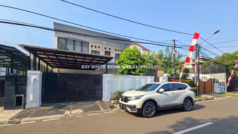 Rumah 2 Lantai Disewakan Area Strategis dan Tenang di Menteng