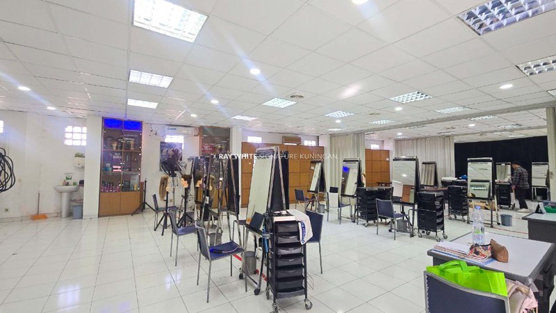 Gedung Kantor 4,5 Lantai di Lokasi Premium Menteng Area yang Cocok Untuk Hotel