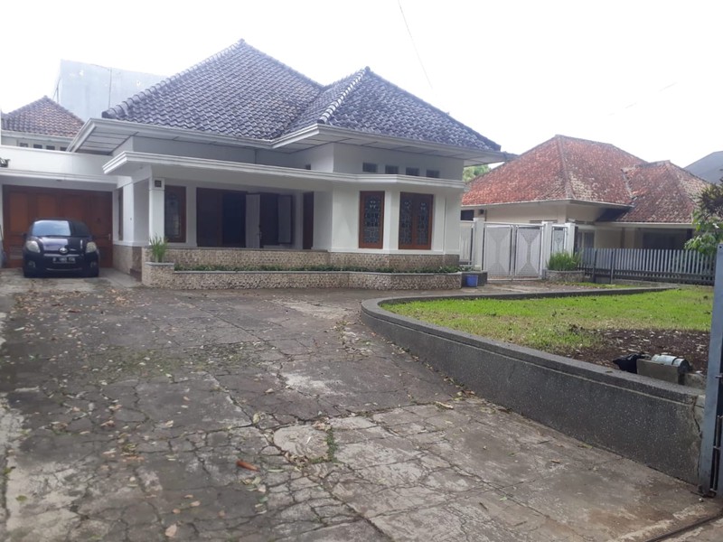 Rumah klasik di sayap dago dekat RS Boromeus