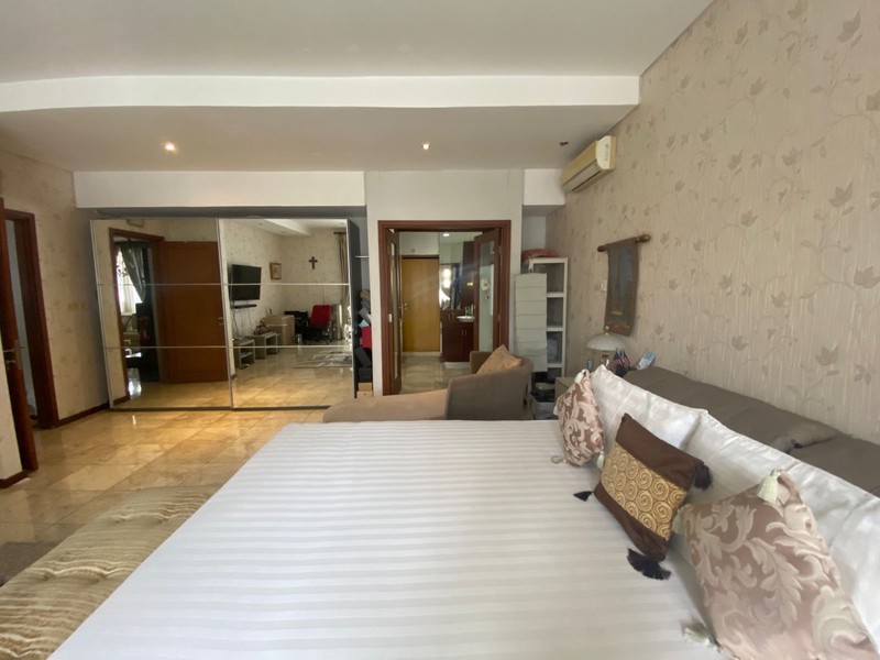 Rumah Luas dengan Kolam Renang di Lebak Bulus