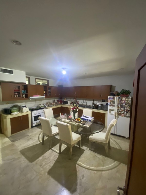 Rumah Luas dengan Kolam Renang di Lebak Bulus